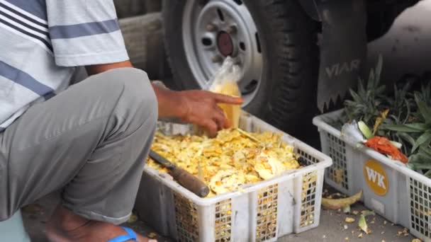 2023年 選択的フォーカスストリートフルーツ販売者はパイナップルを剥がします パイナップルをむいたインドネシア人の男 — ストック動画
