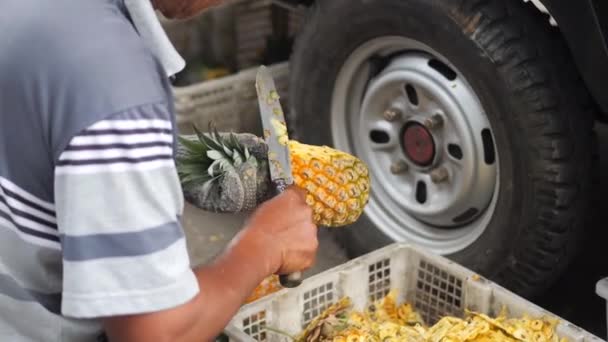 Selectieve Focus Een Straatfruitverkoper Schilt Ananas Een Indonesische Man Die — Stockvideo