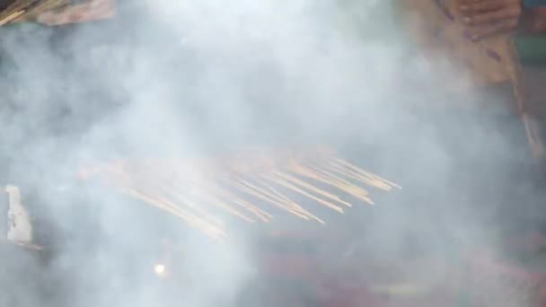 Курка Сідала Традиційний Вугільний Вогонь Сидів Вогні Димом Апетитним Виглядом — стокове відео