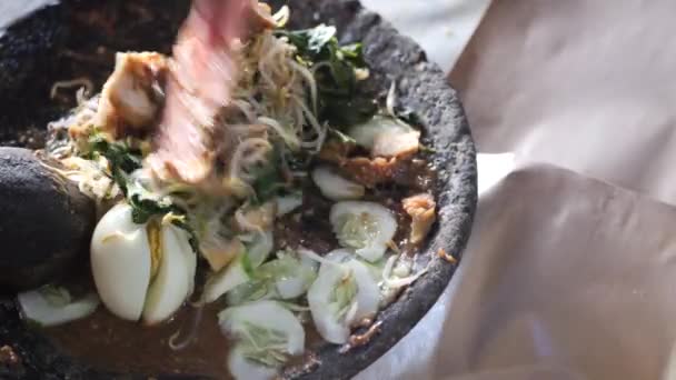 Rujak Petis Традиційна Їжа Яви Виготовлена Парованих Овочів Чорного Соусу — стокове відео