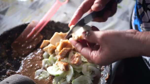 Rujak Petis Traditioneel Voedsel Uit Java Gemaakt Van Gestoomde Mix — Stockvideo