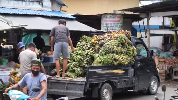 Таракан Индонезия 10052022 Селективный Фокус Мужчины Разгрузить Автомобиль Зелеными Незрелыми — стоковое видео