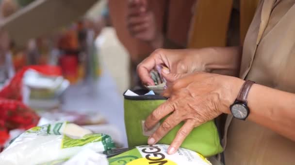 Mano Mujer Sostiene Papel Moneda Rupia Indonesia Para Pagar Comida — Vídeos de Stock