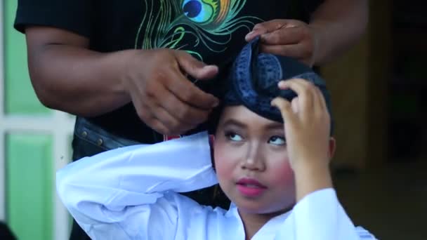 Tarakan Indonesia Sia 2022 印度尼西亚妇女使用爪哇部落佩戴传统的头巾 Udeng 其在印度尼西亚Kalimantan Utara Tarakan文化方案中的部分内容 — 图库视频影像