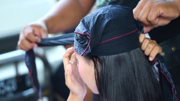 インドネシア人女性はジャワ人の部族を使用して伝統的なヘッドバンドをUdeng身に着けています インドネシアのカリマンタン ウタラ州タラカンの文化プログラムの一部 — ストック動画