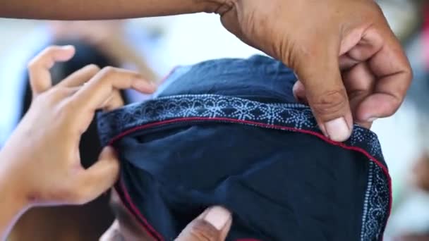 Indonesische Frau Trägt Ein Traditionelles Stirnband Des Javanischen Stammes Teil — Stockvideo