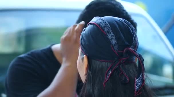 Таракан Февраля 2022 Года Индонезийская Женщина Носит Уденг Традиционный Ободок — стоковое видео