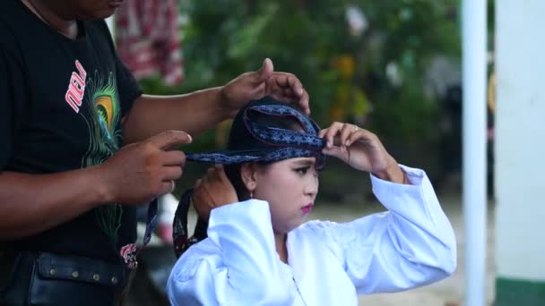 Tarakan Indonesien 2022 Indonesische Frau Trägt Ein Traditionelles Stirnband Des — Stockvideo