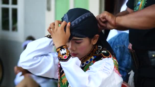 Таракан Февраля 2022 Года Индонезийская Женщина Носит Уденг Традиционный Ободок — стоковое видео