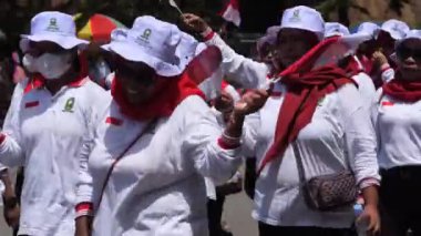 Endonezya-Tarakan, Ağustos 2022: Tarakan sakinleri, Endonezya ulusal marşını söyleyerek kentin etrafında yürüyen eşsiz kıyafetlerle 77. Endonezya Bağımsızlık Karnavalı 'na katıldı.