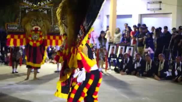 印度尼西亚 塔拉坎 08152022年 Reog Ponorogo是印度尼西亚的传统舞蹈 那个戴着印有孔雀羽毛的大虎面具的舞者 — 图库视频影像