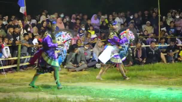Tarakan Indonésia 09072022 Foco Seletivo Grupo Dançarinos Jaranan Apresentando Noite — Vídeo de Stock