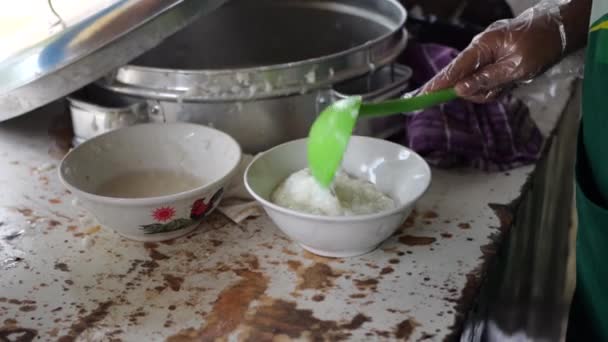 Pollo Gachas Vendedor Tukang Bububur Ayam Prepara Comida Para Los — Vídeos de Stock