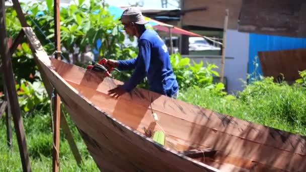 インドネシアのタラカン 2022 インドネシアのタラカンでボートを作るインドネシアの伝統的な木製ボート 伝統的な木造船の建造です 選択的焦点 — ストック動画