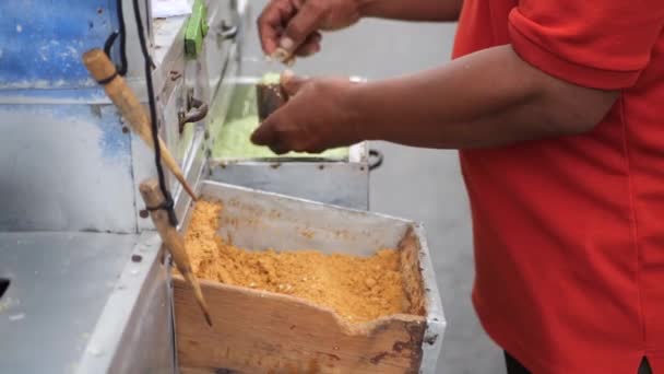 伝統的なインドネシア料理の屋台 Kue Puu竹を作るプロセス 米粉から竹型を使用して形成された 料理やパンダの香りの笛の音は — ストック動画