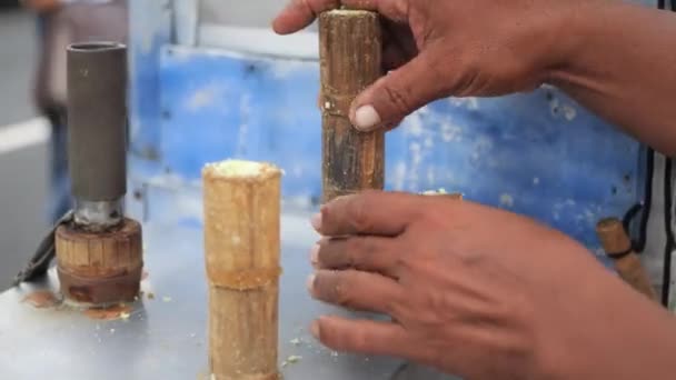 伝統的なインドネシア料理の屋台 Kue Puu竹を作るプロセス 米粉から竹型を使用して形成された 料理やパンダの香りの笛の音は — ストック動画