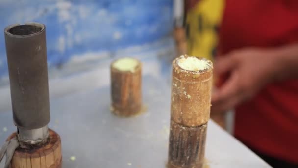 Proces Tworzenia Tradycyjnego Indonezyjskiego Stoiska Żywnością Kue Putu Bambu Mąki — Wideo stockowe