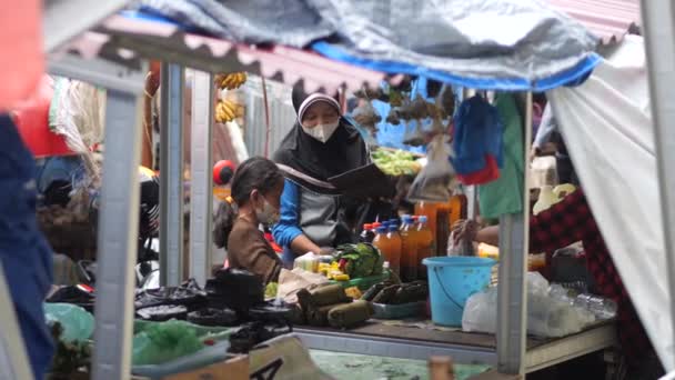 인도네시아 타라칸 2022 인도네시아 타라칸의 전통적 시장에서 판매자와 구매자 사이의 — 비디오