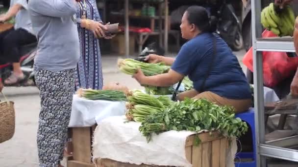 インドネシアのタラカン 2022 インドネシア タラカンの伝統市場での売り手と買い手の取引活動 — ストック動画