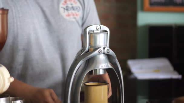Tarakan Indonesië03 2022 Barista Maakt Met Hand Espresso Met Klassieke — Stockvideo