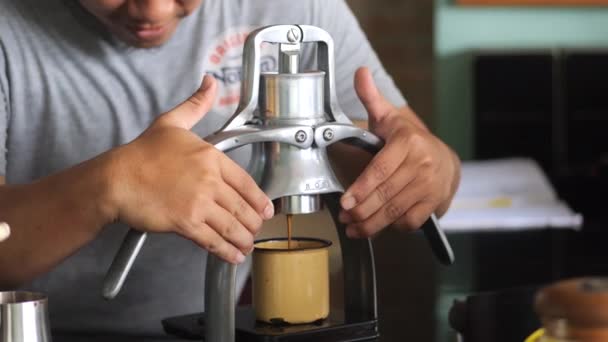 Tarakan Indonesië03 2022 Barista Maakt Met Hand Espresso Met Klassieke — Stockvideo