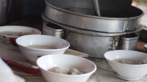Cocinero Vertiendo Caldo Carne Bol Bolas Carne Meatball Vendedor Sopa — Vídeos de Stock