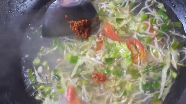 Şefin Tavada Yaptığı Acılı Sebze Kızarmış Etle Aceh Eriştesi Pişirmek — Stok video