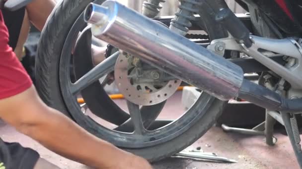 Mechanik Warsztatów Instalował Opony Wewnętrzna Część Rury Motocykla — Wideo stockowe