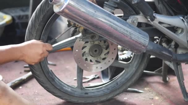 车间技工正在为摩托车安装轮胎和内胎 — 图库视频影像