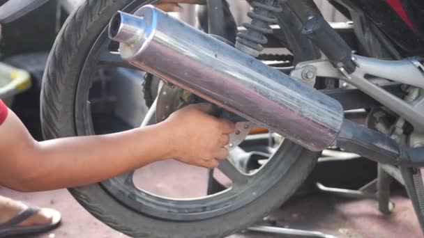 Atölye Tamircisi Motosiklet Motoru Için Bir Lastik Yerleştiriyordu — Stok video