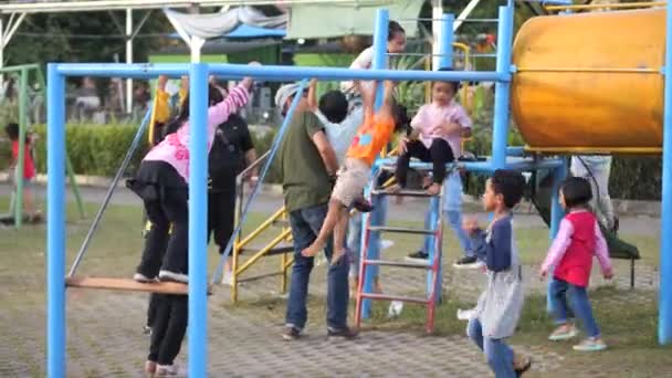 Tarakan Indonesië10052022 Een Indonesische Vader Begeleidt Haar Kind Het Park — Stockvideo