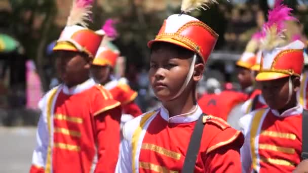 2022年11月18日 インドネシアの男の子 学校の競争 パレードの準備をしている若い学生のグループ インドネシアのタラカンでバンドボーイウォークを行進 — ストック動画