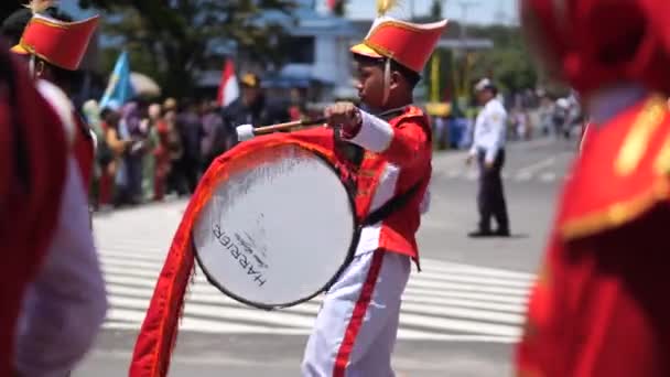 2022年11月18日 インドネシアの男の子 学校の競争 パレードの準備をしている若い学生のグループ インドネシアのタラカンでバンドボーイウォークを行進 — ストック動画