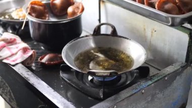Penjaram ya da Cucur Gula Merah adında Sabah Borneo Tatlı Geleneksel Pastası kızartılıyor..