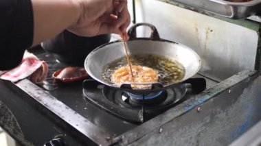 Penjaram ya da Cucur Gula Merah adında Sabah Borneo Tatlı Geleneksel Pastası kızartılıyor..