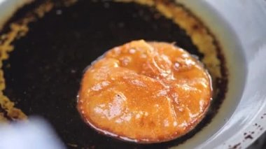 Penjaram ya da Cucur Gula Merah adında Sabah Borneo Tatlı Geleneksel Pastası kızartılıyor..