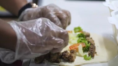 Endonezyalı bir işportacı aşçı sokak tezgahında kebap yapıyor. Kısmi yemek hazırlama görüntüsü Türkçe donör kebabı