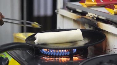 Endonezyalı bir işportacı aşçı sokak tezgahında kebap yapıyor. Kısmi yemek hazırlama görüntüsü Türkçe donör kebabı
