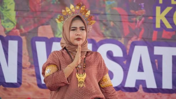 Tarakan Indonésia 10102022 Uma Mulher Indonésia Dançando Usando Roupas Tradicionais — Vídeo de Stock