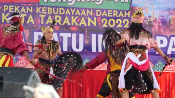 Tarakan Indonésie Října2022 Jaranské Představení Jevišti Při Oslavě Iraw Tengkayu — Stock video