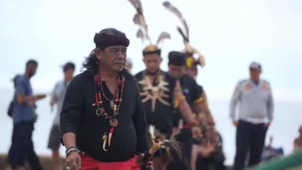 Tarakan Indonésia Outubro 2022 Tradicional Homens Tribo Tengkayu Caminhando Durante — Vídeo de Stock