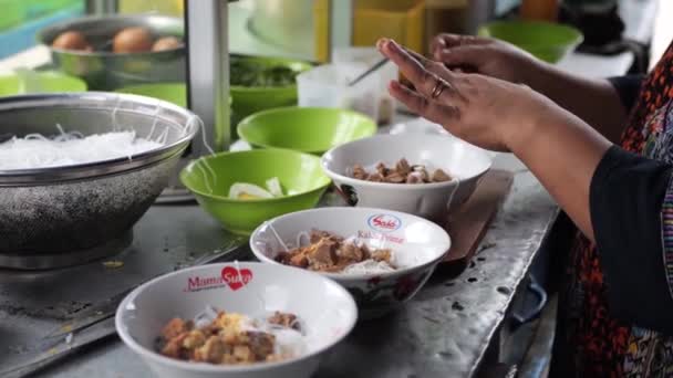 Tarakan Indonezja Października 2022 Marchant Przygotowujący Zupę Świeżego Mięsa Soto — Wideo stockowe
