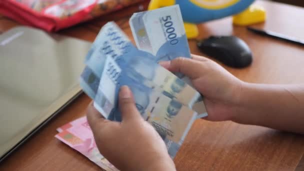 Tarakan Indonesia 10122022 选择性聚焦手 计数印度尼西亚卢比钞票 手里拿着印尼元五千卢比 印度尼西亚货币 — 图库视频影像