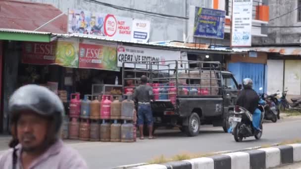 Liquid Petroleum Gas Lpg Distributing Vehicle Home Usage Tarakan Indonesia — Stock Video