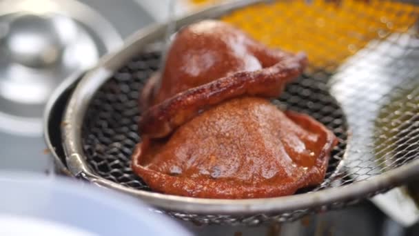 萨巴赫婆罗洲甜味传统蛋糕的制作 在深热的油中油炸彭贾兰或Cucur Gula Merah — 图库视频影像