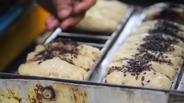 印尼传统小吃的制作叫做Pukis 普基斯是一种传统的印度甜小吃 由发酵面粉面团制成 在一个有长方形孔的大铁锅上烘焙 — 图库视频影像