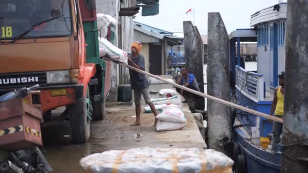Tarakan Indonésia 11172022 Trabalhadores Indonésios Carregando Fertilizante Barcos Madeira Maneira — Vídeo de Stock