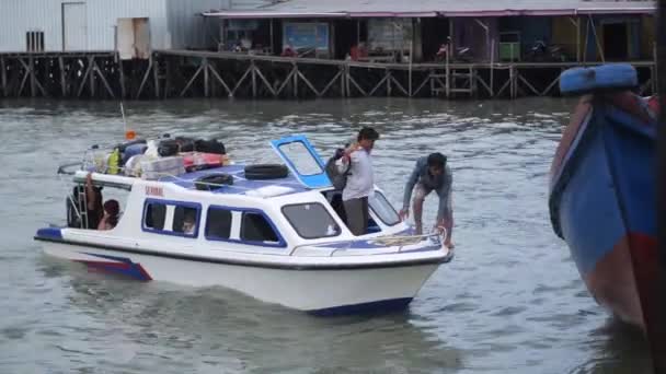 2022年11月17日 一名正在印度尼西亚塔拉坎帮助一名男性乘客下船的船舶司机 — 图库视频影像