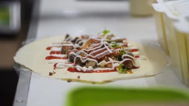 Chef Hawker Indonésio Fazendo Kebab Barraca Rua Vista Parcial Cozinheiro — Vídeo de Stock