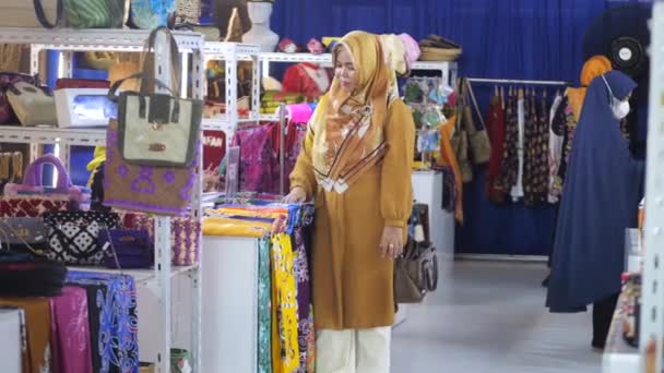 Таракан Індонезія 2022 Індонезійська Мусульманка Яка Вибирає Товари Виставці Продуктів — стокове відео